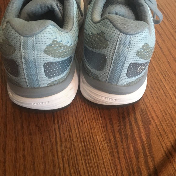New Balance Shoes. Only worn a handful of times. - Picture 4 of 4